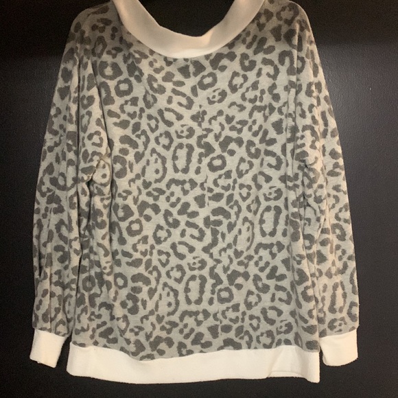 143 STORY by line up leopard print Vneck HOTNESS!!! - Picture 3 of 3